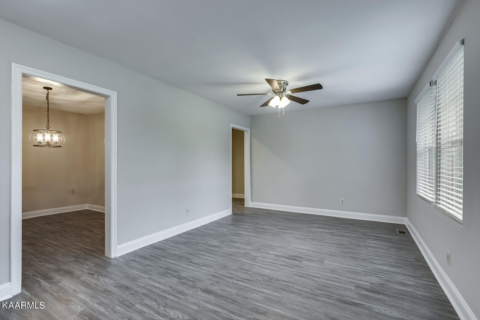 417 Oakcrest Road Knoxville, TN 37912 - Photo 3 of 46 03_OakcrestRoad_417_Living01