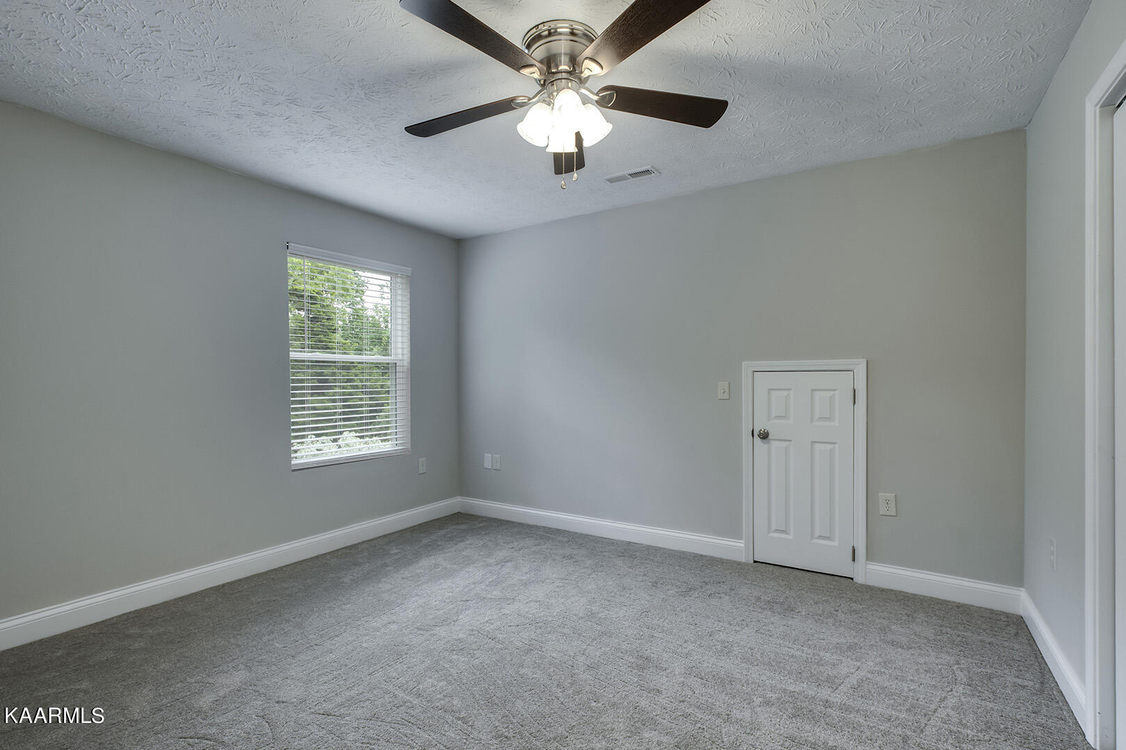 417 Oakcrest Road Knoxville, TN 37912 - Photo 31 of 46 31_OakcrestRoad_417_Bedroom3_01
