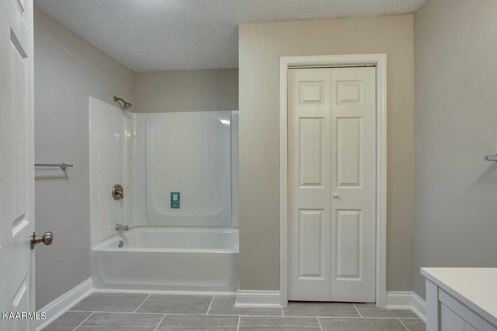 417 Oakcrest Road Knoxville, TN 37912 - Photo 34 of 46 34_OakcrestRoad_417_GuestBath2_01