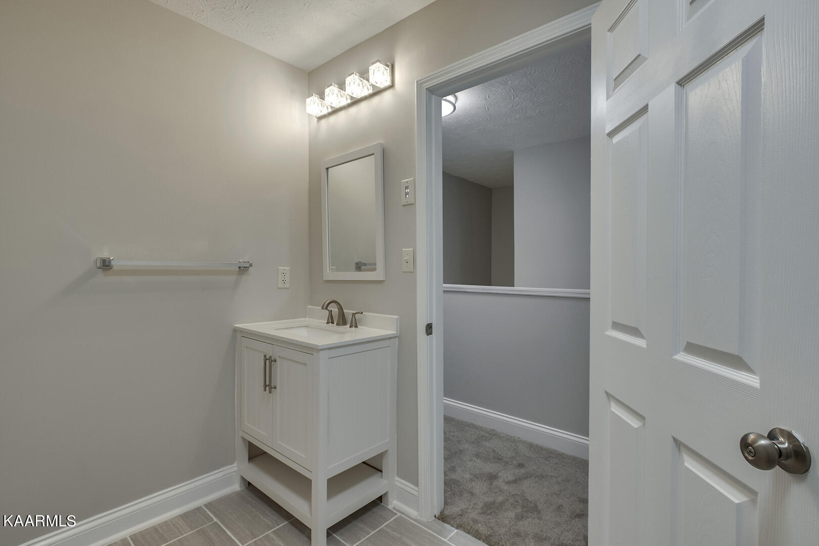 417 Oakcrest Road Knoxville, TN 37912 - Photo 35 of 46 35_OakcrestRoad_417_GuestBath2_02