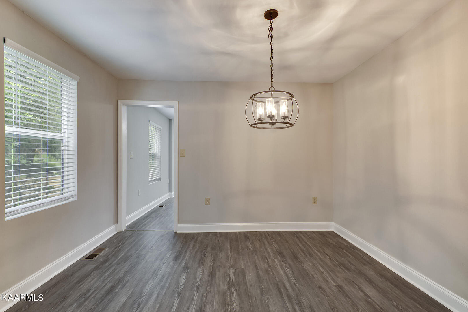 417 Oakcrest Road Knoxville, TN 37912 - Photo 4 of 46 04_OakcrestRoad_417_Dining01