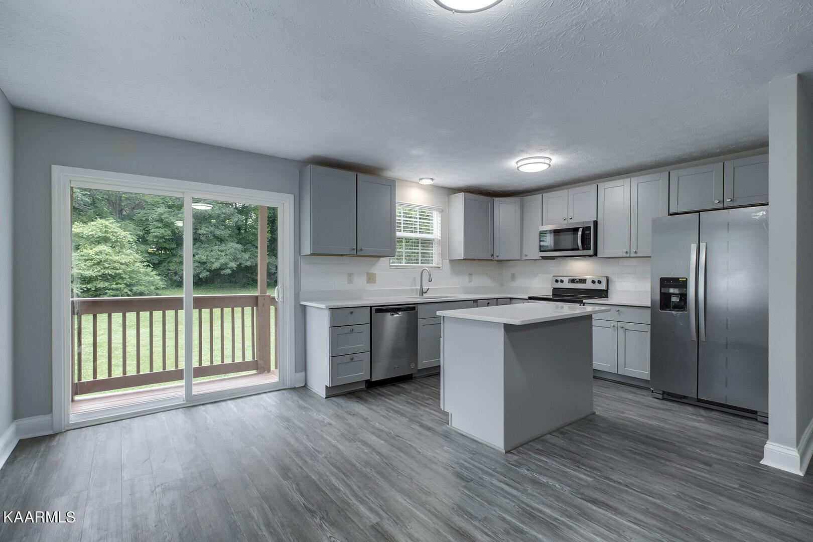 417 Oakcrest Road Knoxville, TN 37912 - Photo 9 of 46 09_OakcrestRoad_417_Kitchen01