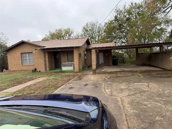 $190,000 | 823 North Ellis Street, Giddings, TX 78942