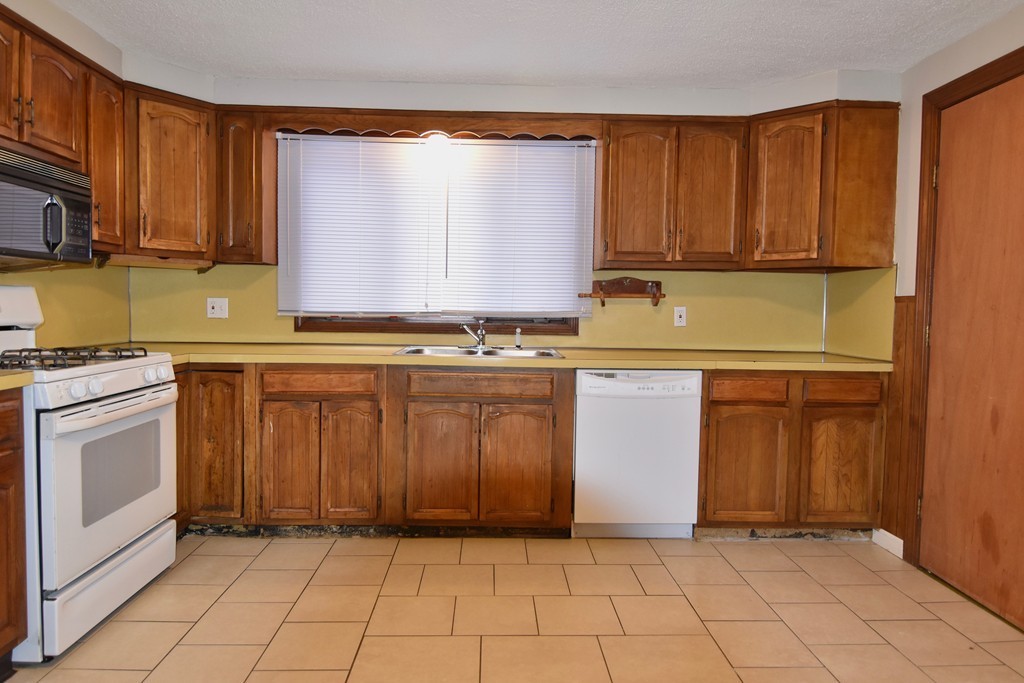 406 St James Avenue Springfield, MA 01109 - Photo 8 of 30 Gallery Image 8
