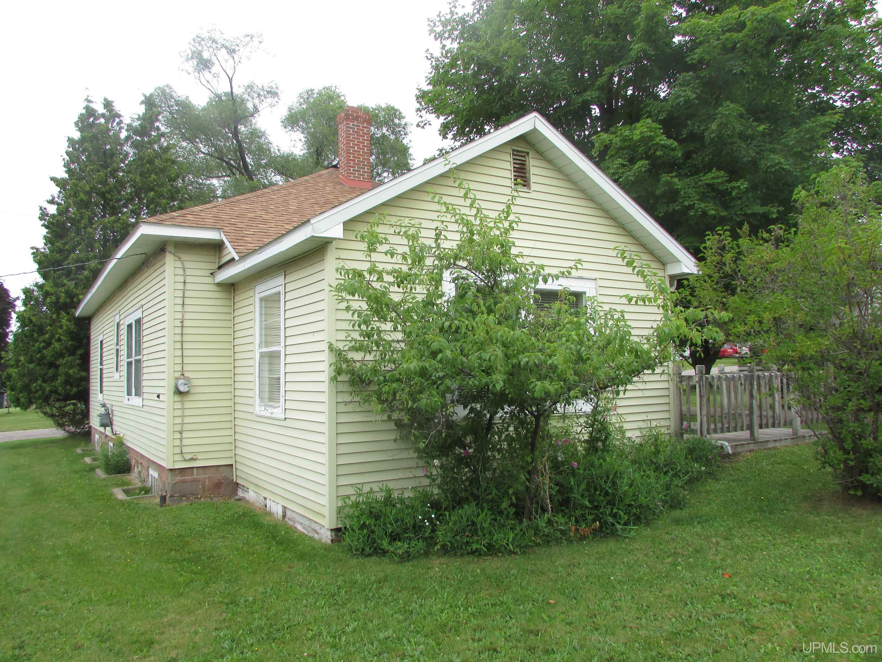 105 West Fall Street L'Anse, MI 49946 - Photo 3 of 28