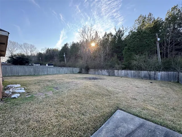 a view of a backyard