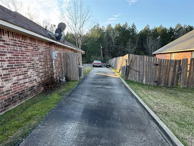 a view of a backyard with pathway