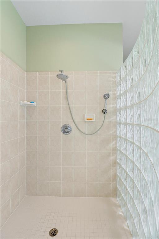 366 West Doerr Path Hernando, FL 34442 - Photo 30 of 47 a bathroom with a shower