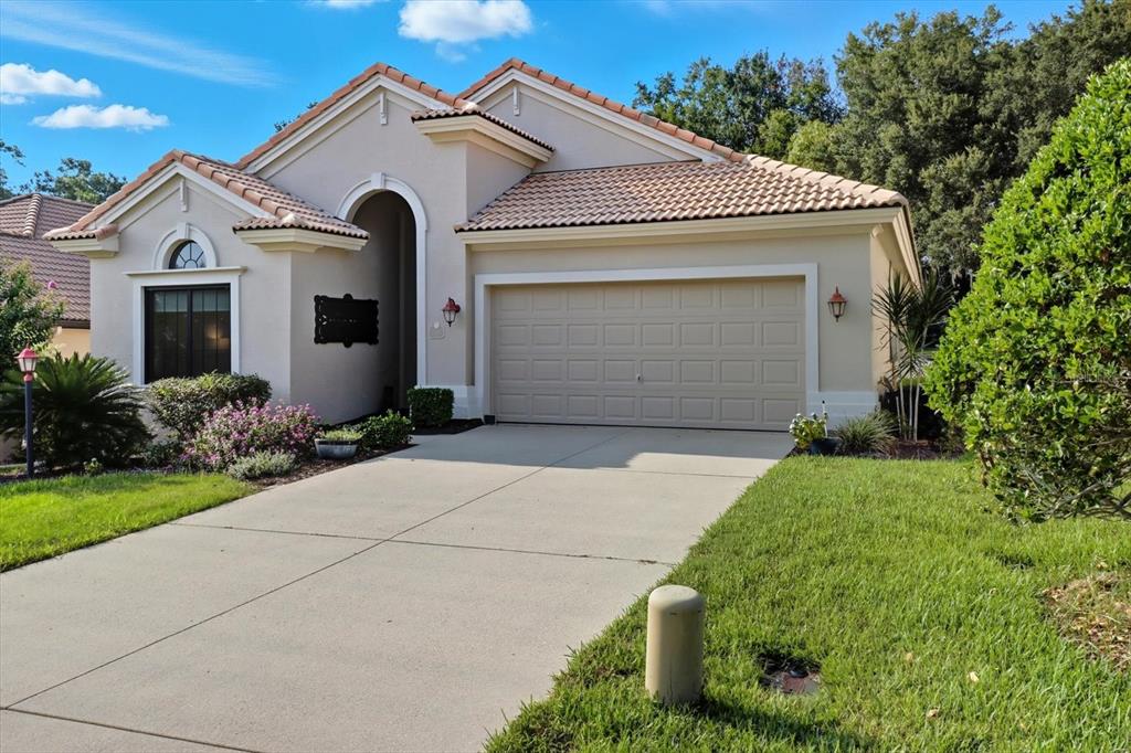 366 West Doerr Path Hernando, FL 34442 - Photo 39 of 47 a front view of a house with a garden
