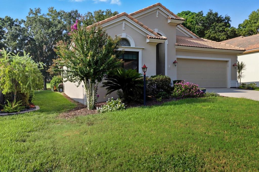 366 West Doerr Path Hernando, FL 34442 - Photo 40 of 47 a front view of house with garden