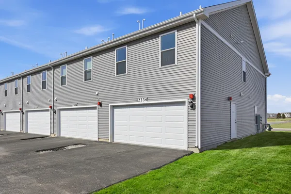 $2,600 | 2334 Noble Lane, Yorkville, IL 60560