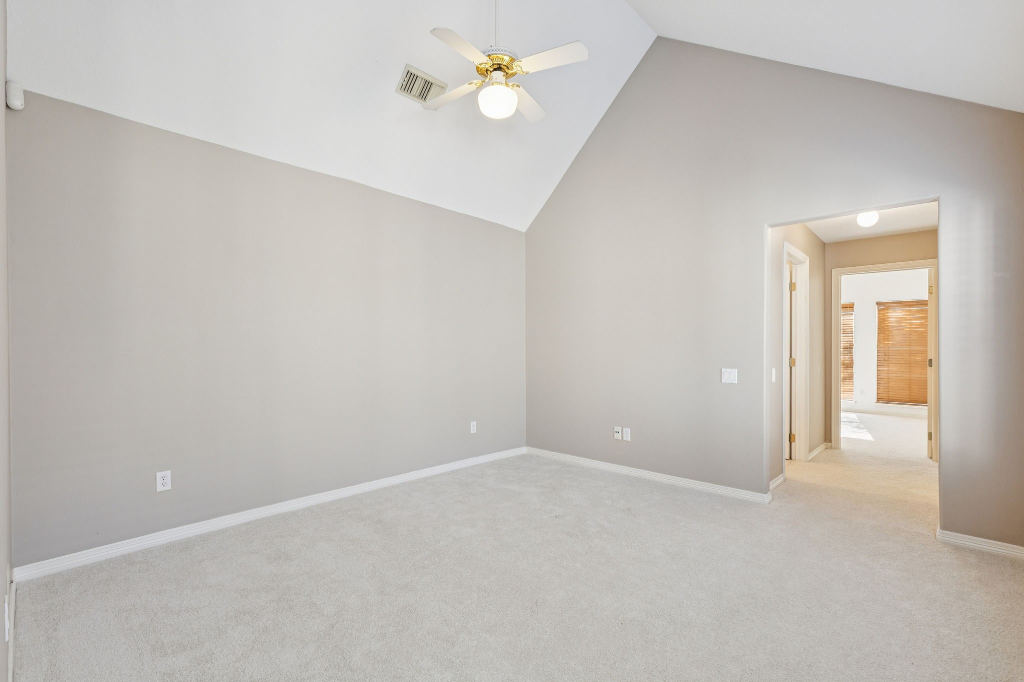 4916 Travis Street Houston, TX 77004 - Photo 20 of 26 This property boasts a generously sized, versatile flex area located conveniently at the top of the staircase. The space features newly installed, plush carpet, enhancing comfort and warmth, complemented by a stunning vaulted ceiling, which adds a sense of openness to the area, making it ideal for a variety of uses.