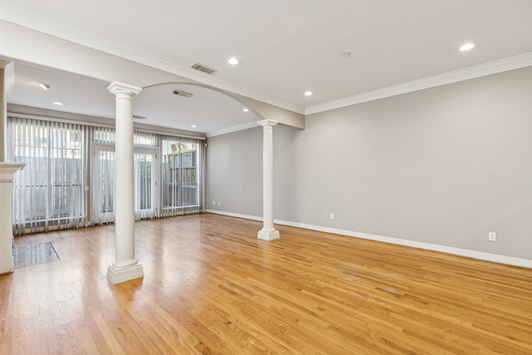 4916 Travis Street Houston, TX 77004 - Photo 4 of 26 Spacious dining and living areas offer gleaming hardwood floors, excellent flow and optimal functionality, creating a comfortable and inviting home environment.