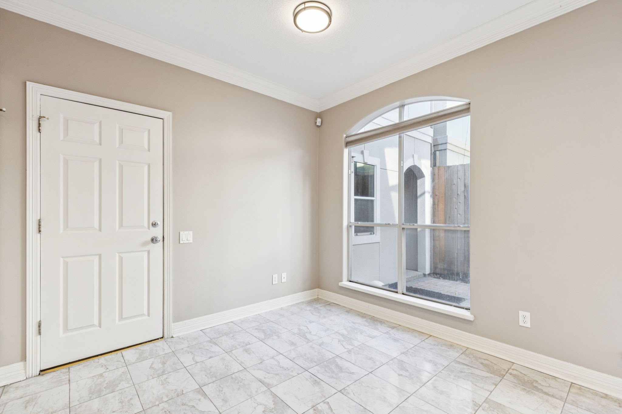 4916 Travis Street Houston, TX 77004 - Photo 10 of 26 A bright breakfast area overlooks the private courtyard, filling the space with natural light.