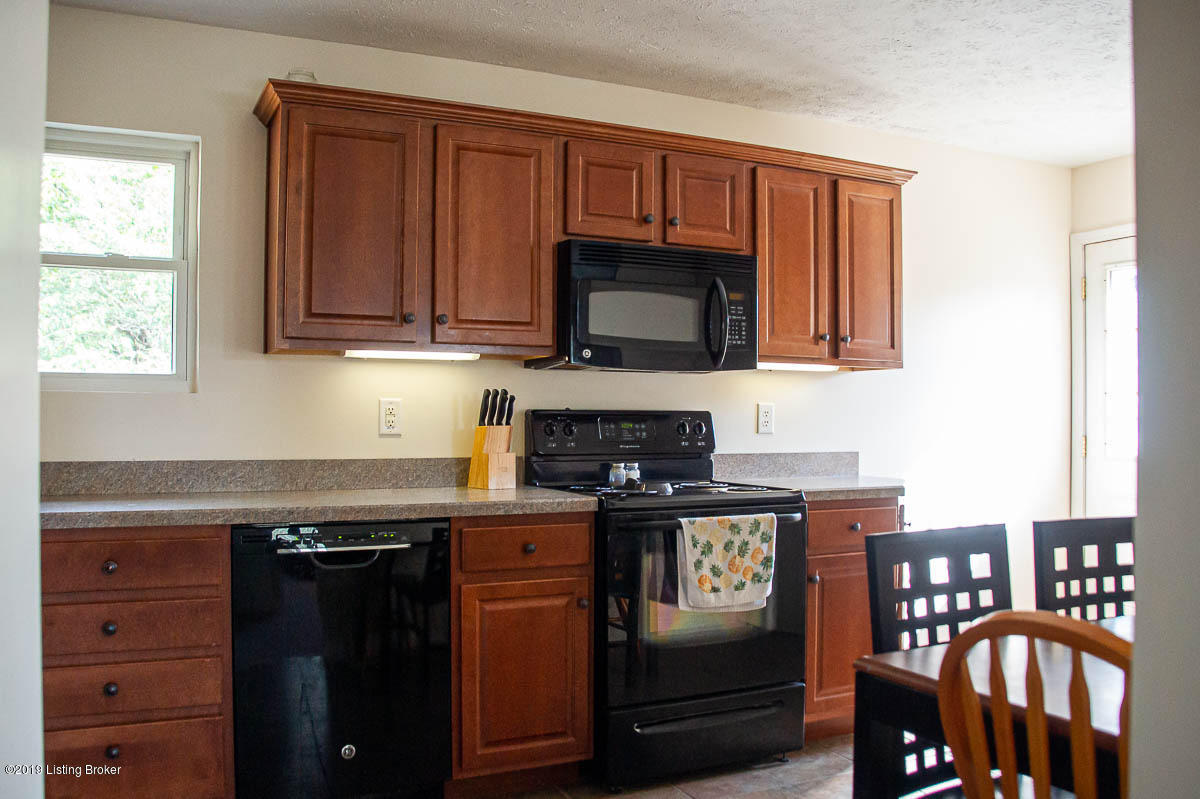 179 Glenview Road Louisville, KY 40229 - Photo 4 of 19 179 Glenview Rd (3 of 19)