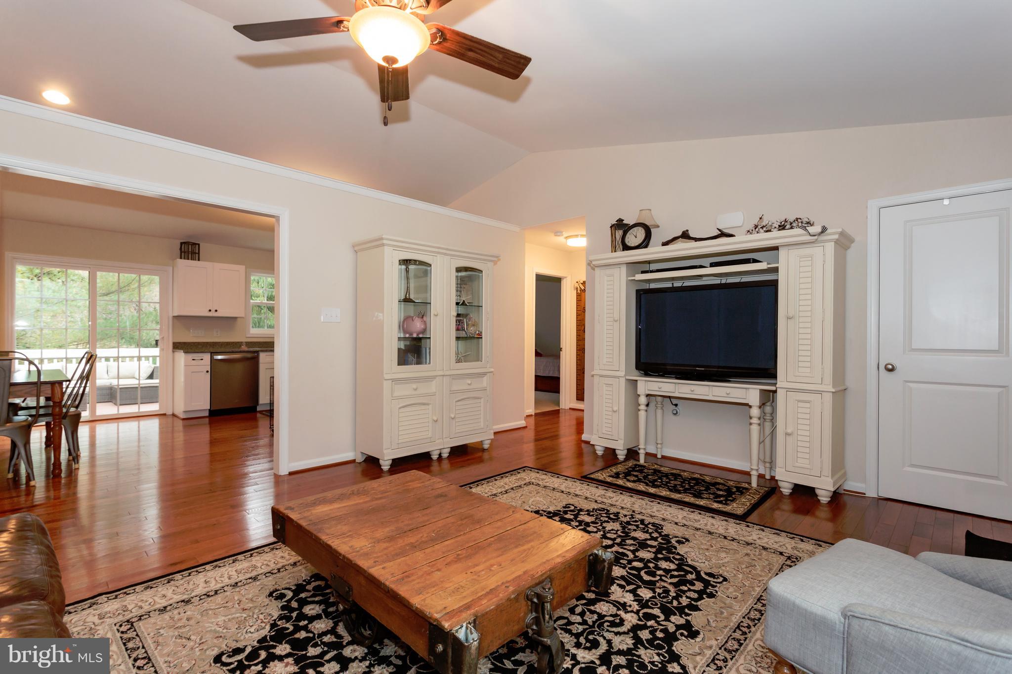 11305 Russell Road Purcellville, VA 20132 - Photo 5 of 29 Inviting Family Room