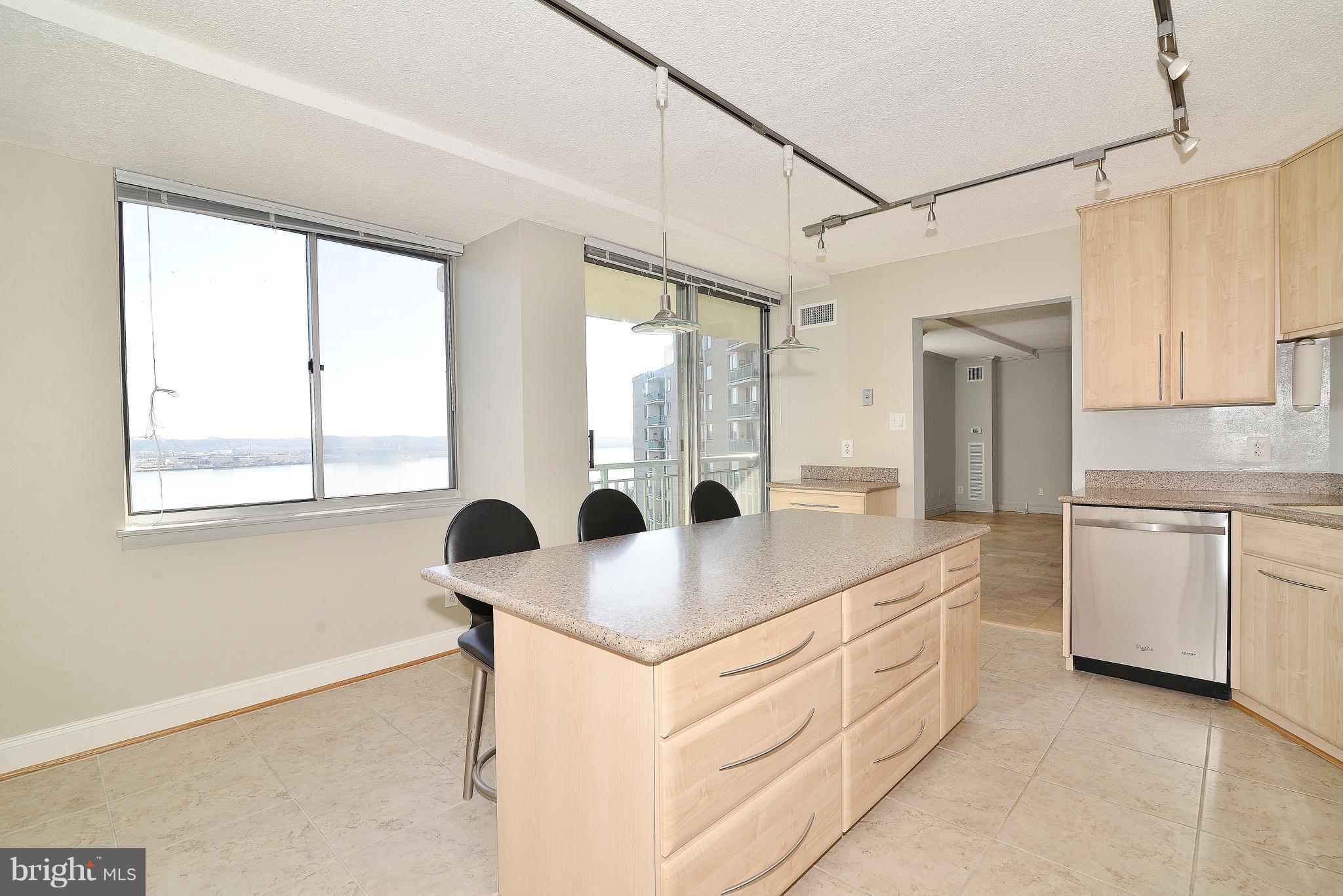 501 Slaters Lane, Unit 1019 Alexandria, VA 22314 - Photo 5 of 28 Kitchen