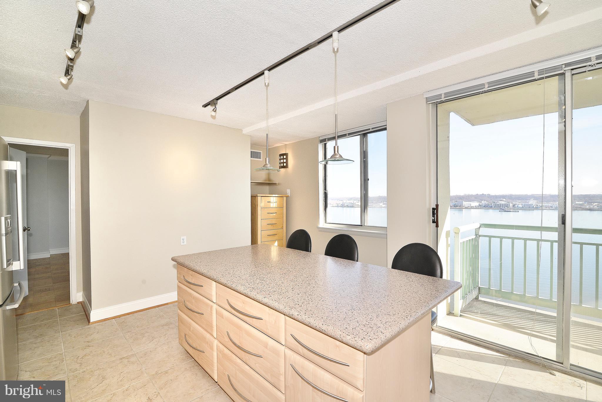 501 Slaters Lane, Unit 1019 Alexandria, VA 22314 - Photo 6 of 28 Kitchen