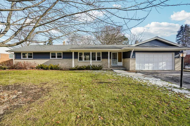 $448,800 | 6936 North Braeburn Lane, Glendale, WI 53209