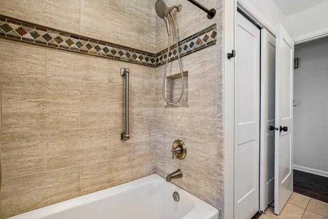 $448,800 | 6936 North Braeburn Lane, Glendale, WI 53209