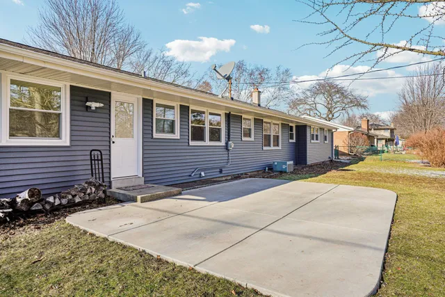 $448,800 | 6936 North Braeburn Lane, Glendale, WI 53209