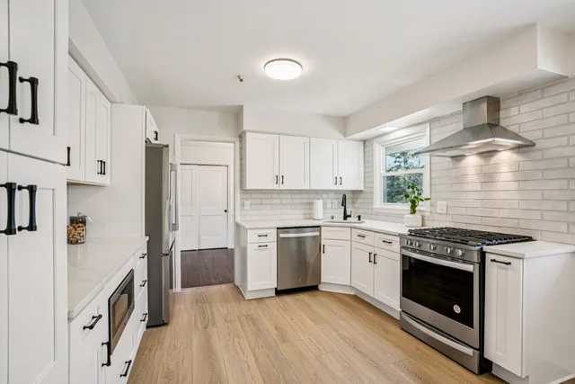 $448,800 | 6936 North Braeburn Lane, Glendale, WI 53209