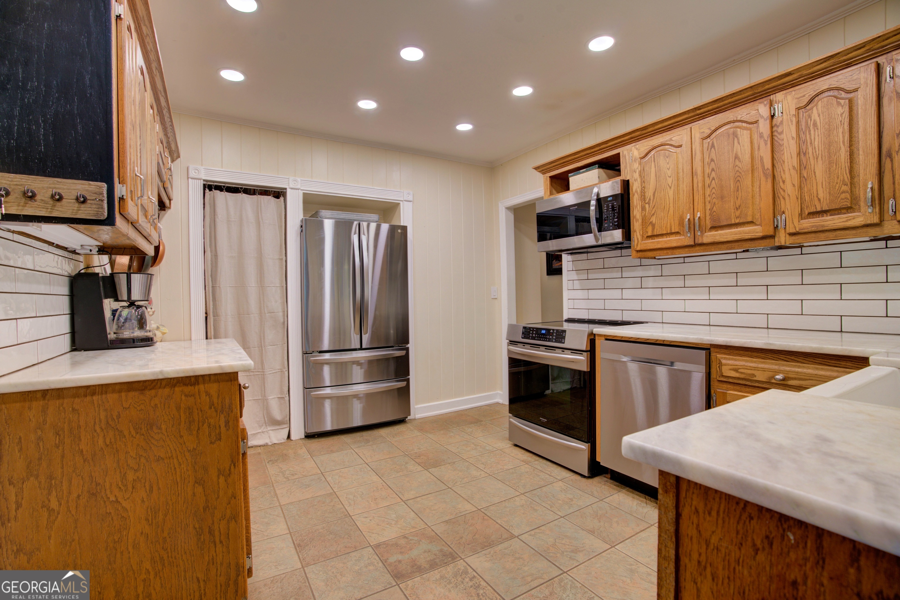521 West John Hand Road Cedartown, GA 30125 - Photo 18 of 43 a kitchen with stainless steel appliances granite countertop a refrigerator a stove and a sink