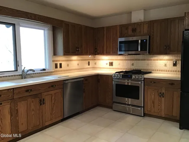 $569,900 | 9 Laurel Drive, Colonie, NY 12211