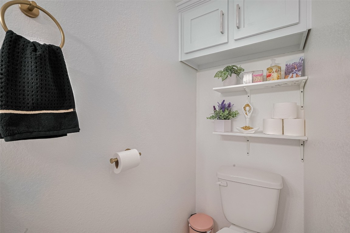 6725 Avenue K Houston, TX 77011 - Photo 17 of 23 a view of bathroom