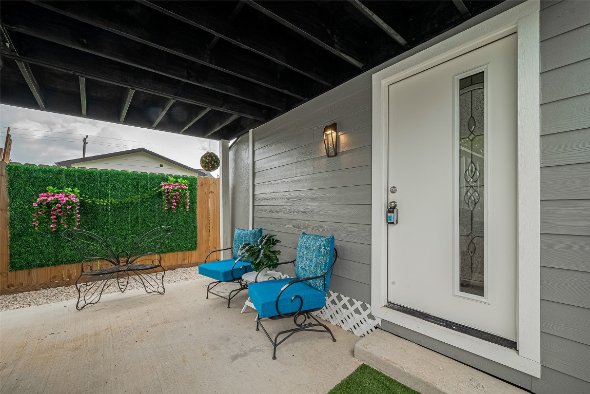 6725 Avenue K Houston, TX 77011 - Photo 19 of 23 a building outdoor space with patio furniture and potted plants