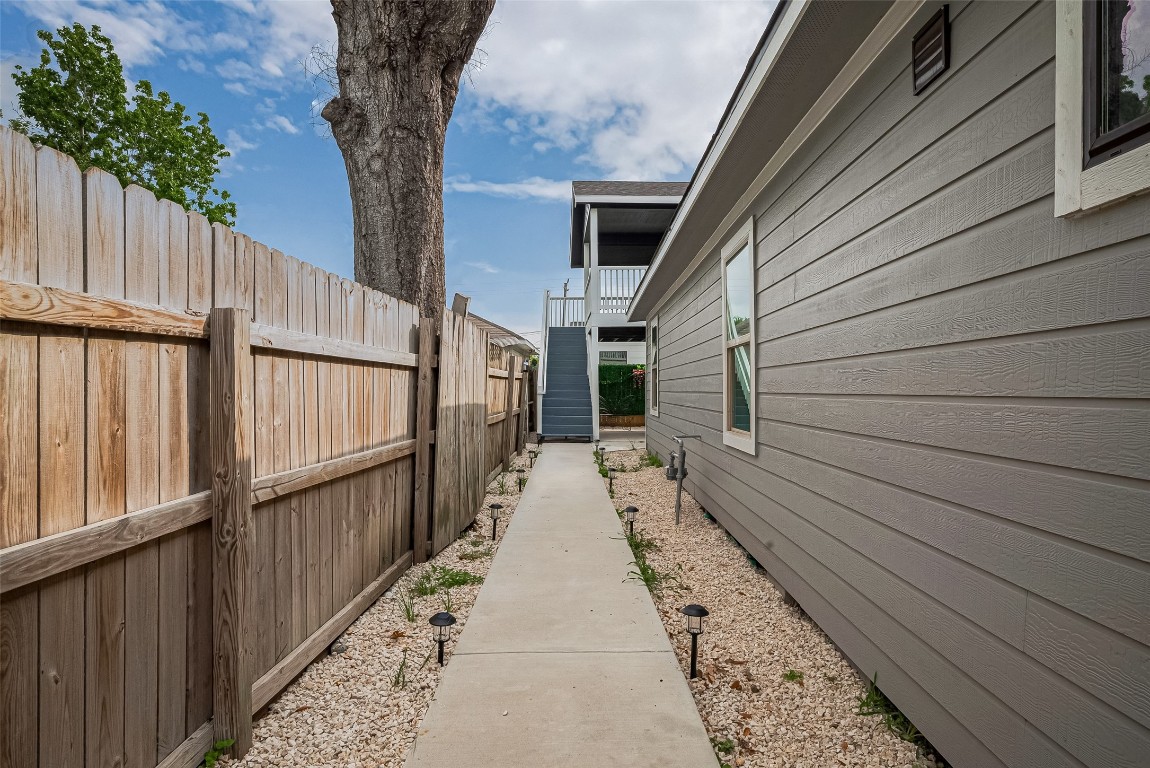 6725 Avenue K Houston, TX 77011 - Photo 21 of 23 a view of a pathway with a house