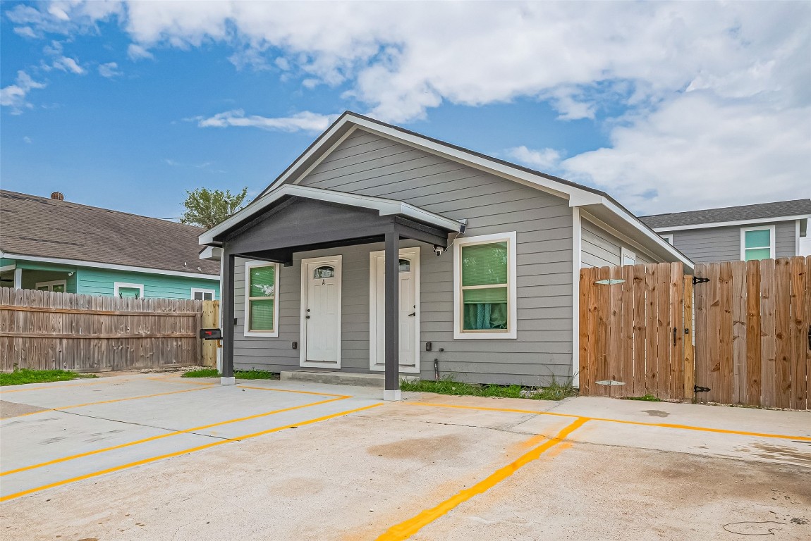6725 Avenue K Houston, TX 77011 - Photo 5 of 23 a house with a outdoor space