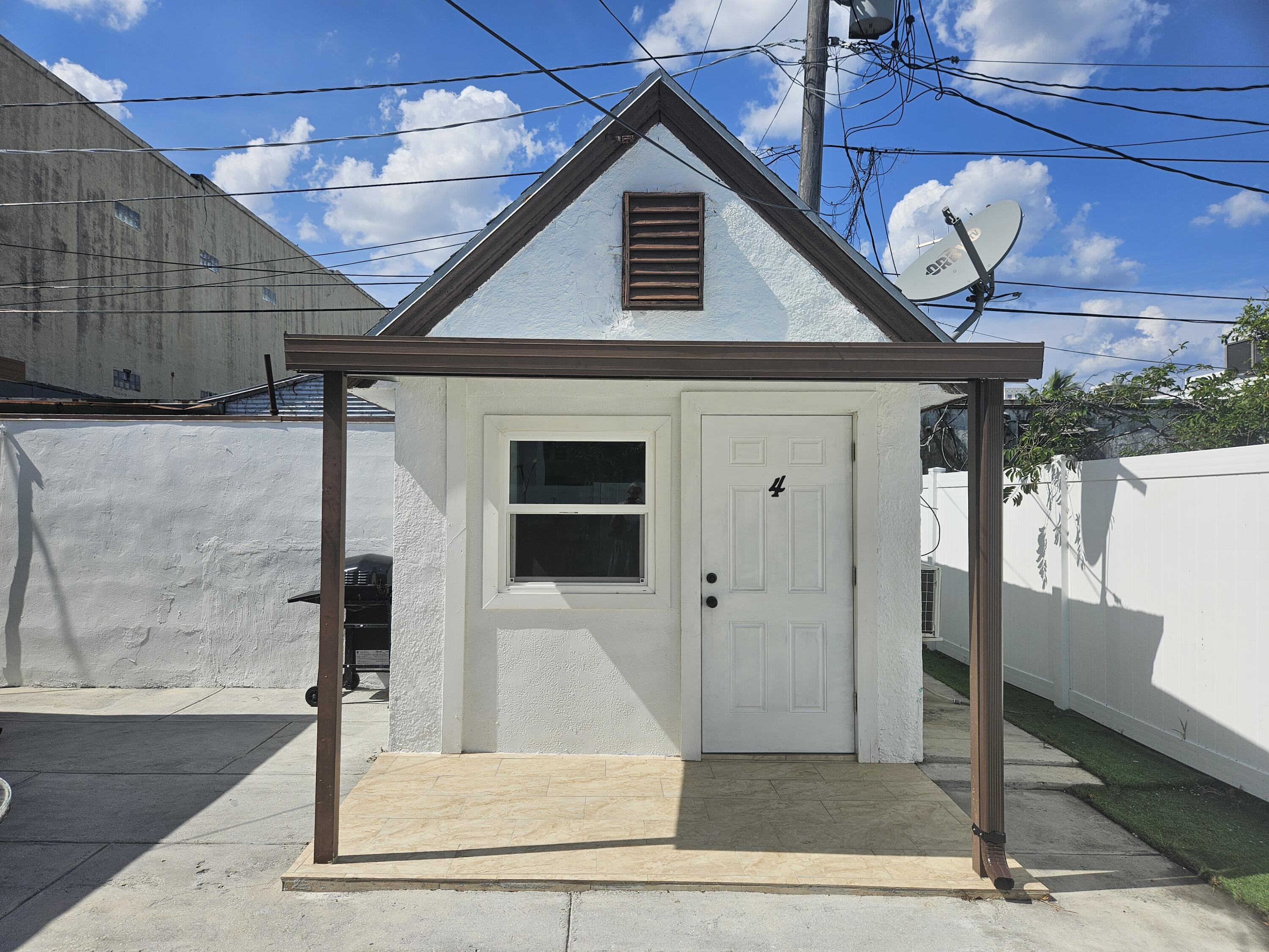 425 Ardmore Road, Unit 4 West Palm Beach, FL 33401 - Photo 1 of 14 cottage entrance