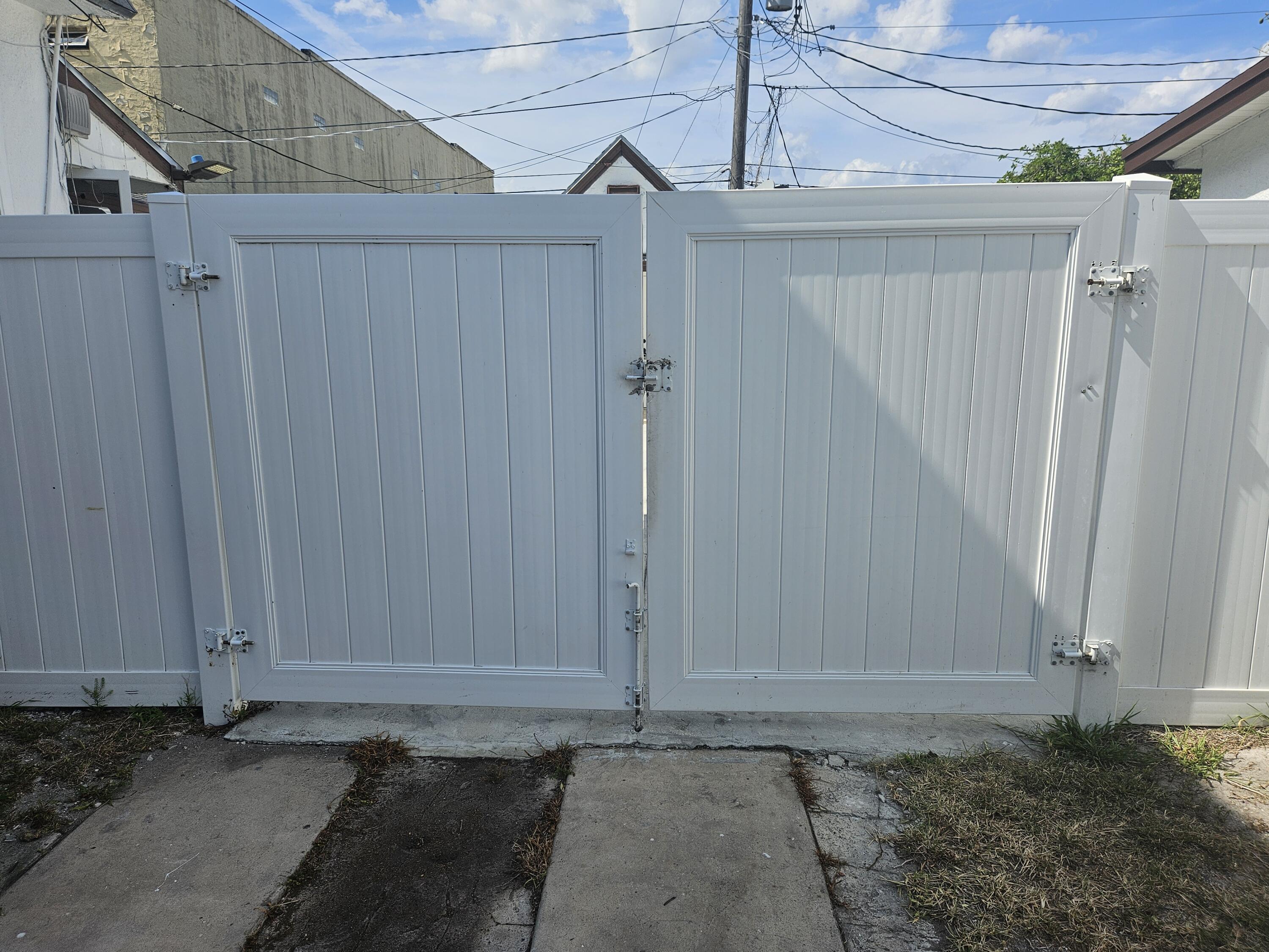 425 Ardmore Road, Unit 4 West Palm Beach, FL 33401 - Photo 14 of 14 gate to backyard