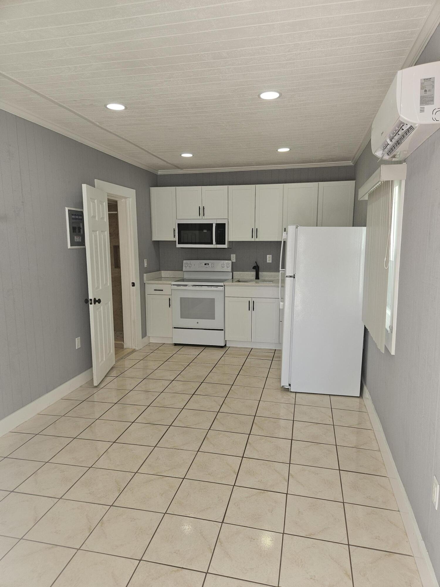 425 Ardmore Road, Unit 4 West Palm Beach, FL 33401 - Photo 3 of 14 20260502_155556
