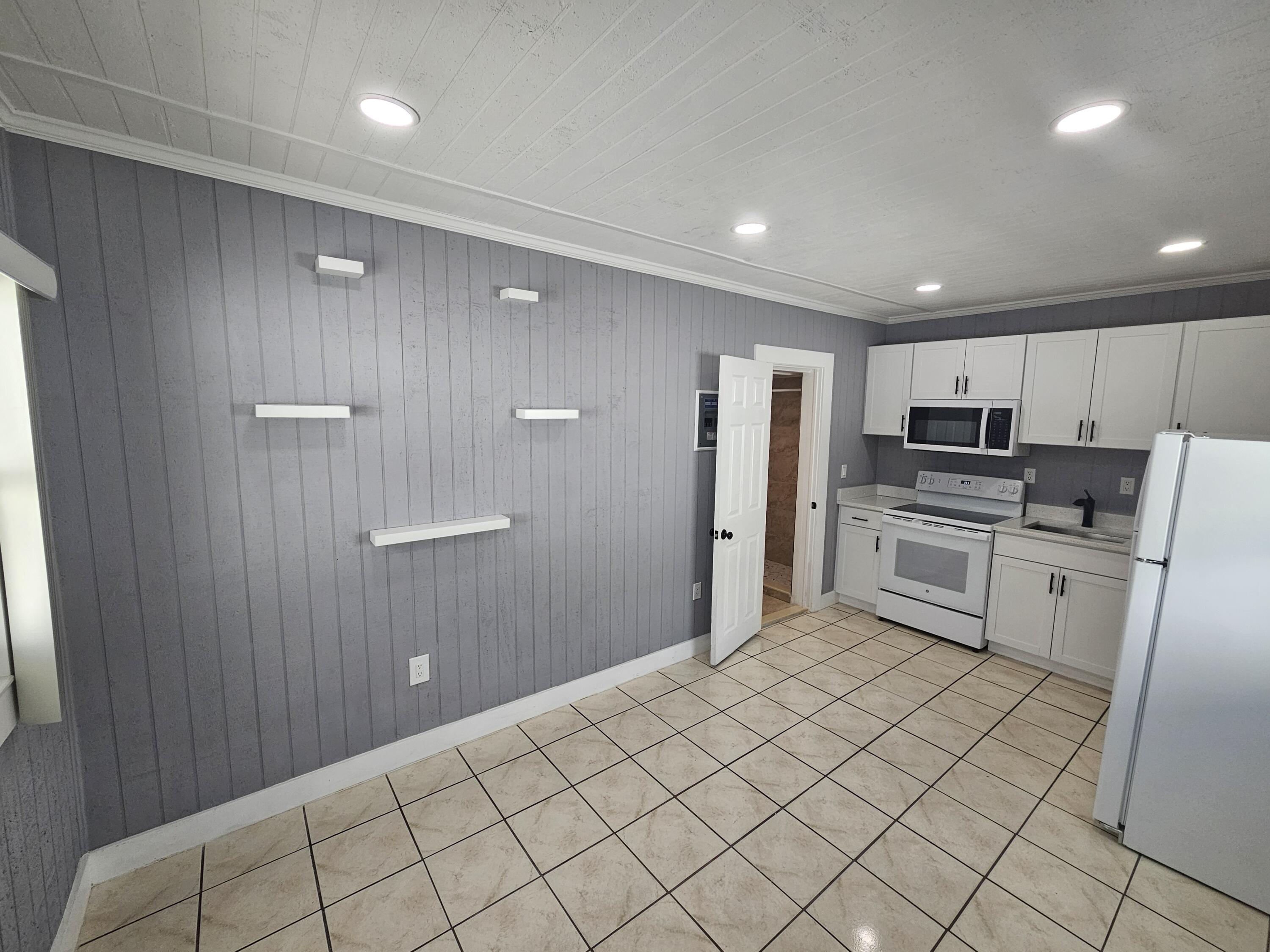425 Ardmore Road, Unit 4 West Palm Beach, FL 33401 - Photo 4 of 14 20260502_155619