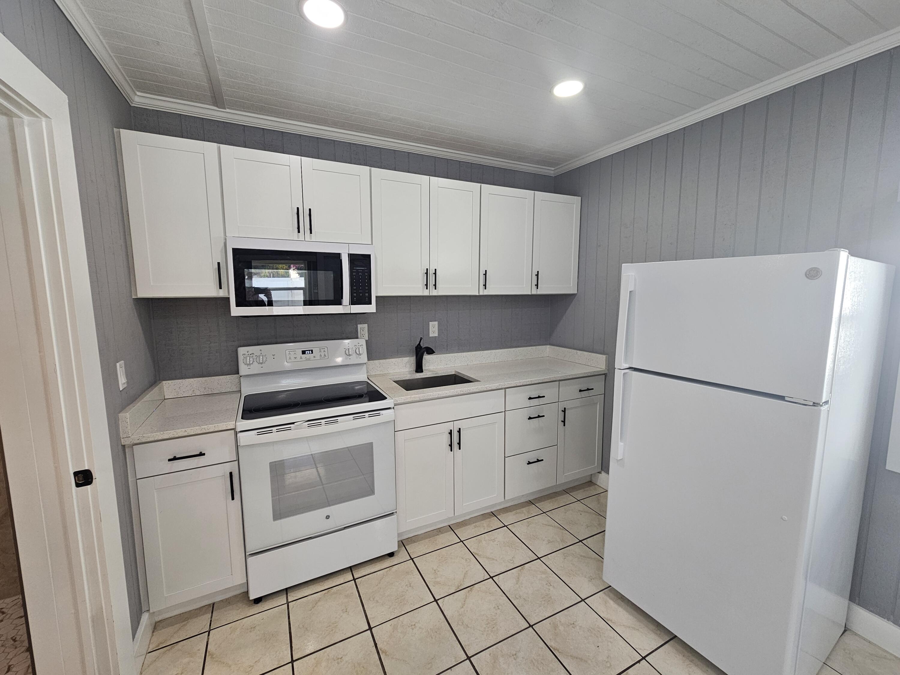 425 Ardmore Road, Unit 4 West Palm Beach, FL 33401 - Photo 5 of 14 20260502_155629
