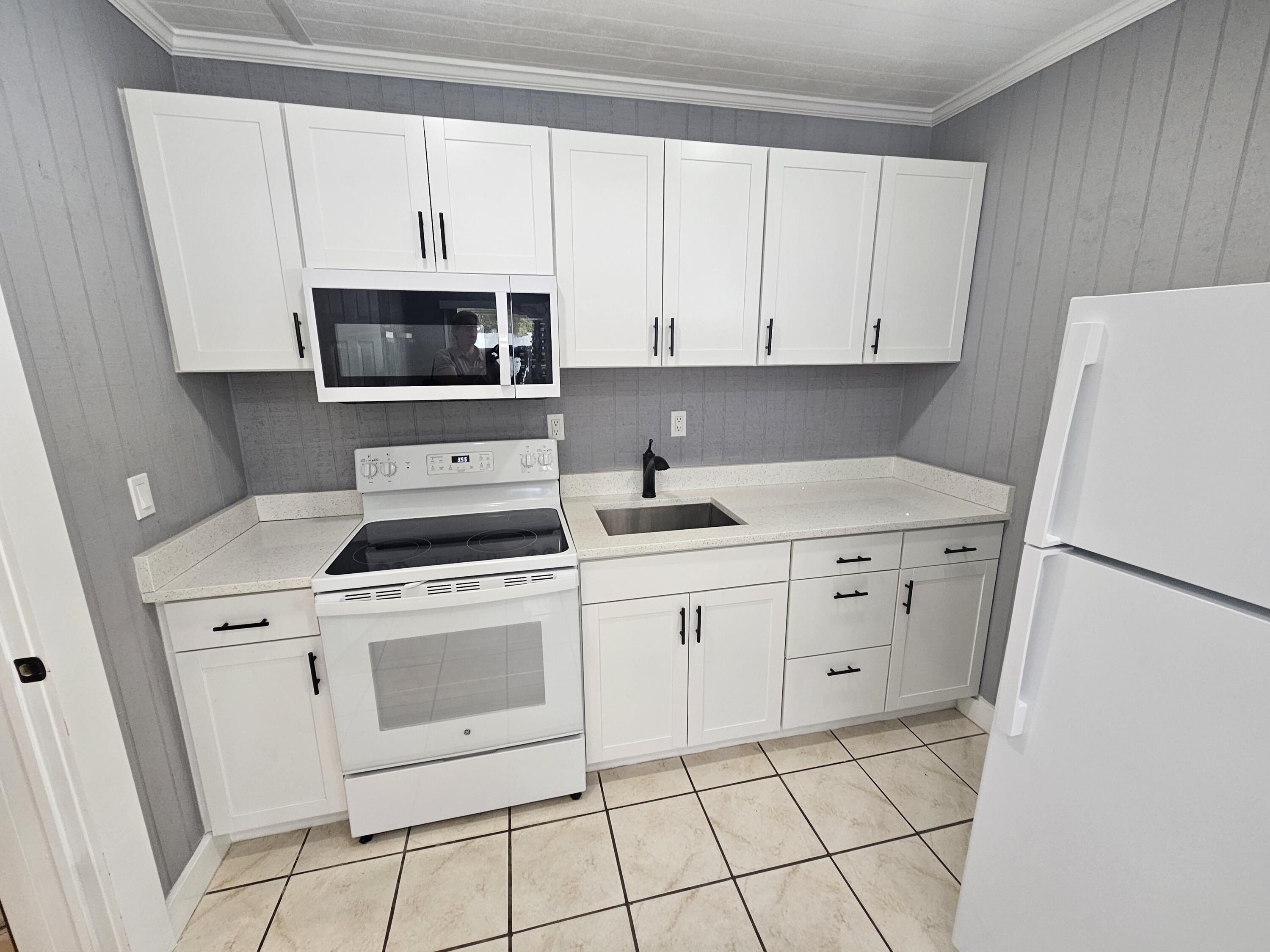 425 Ardmore Road, Unit 4 West Palm Beach, FL 33401 - Photo 6 of 14 20260502_155633