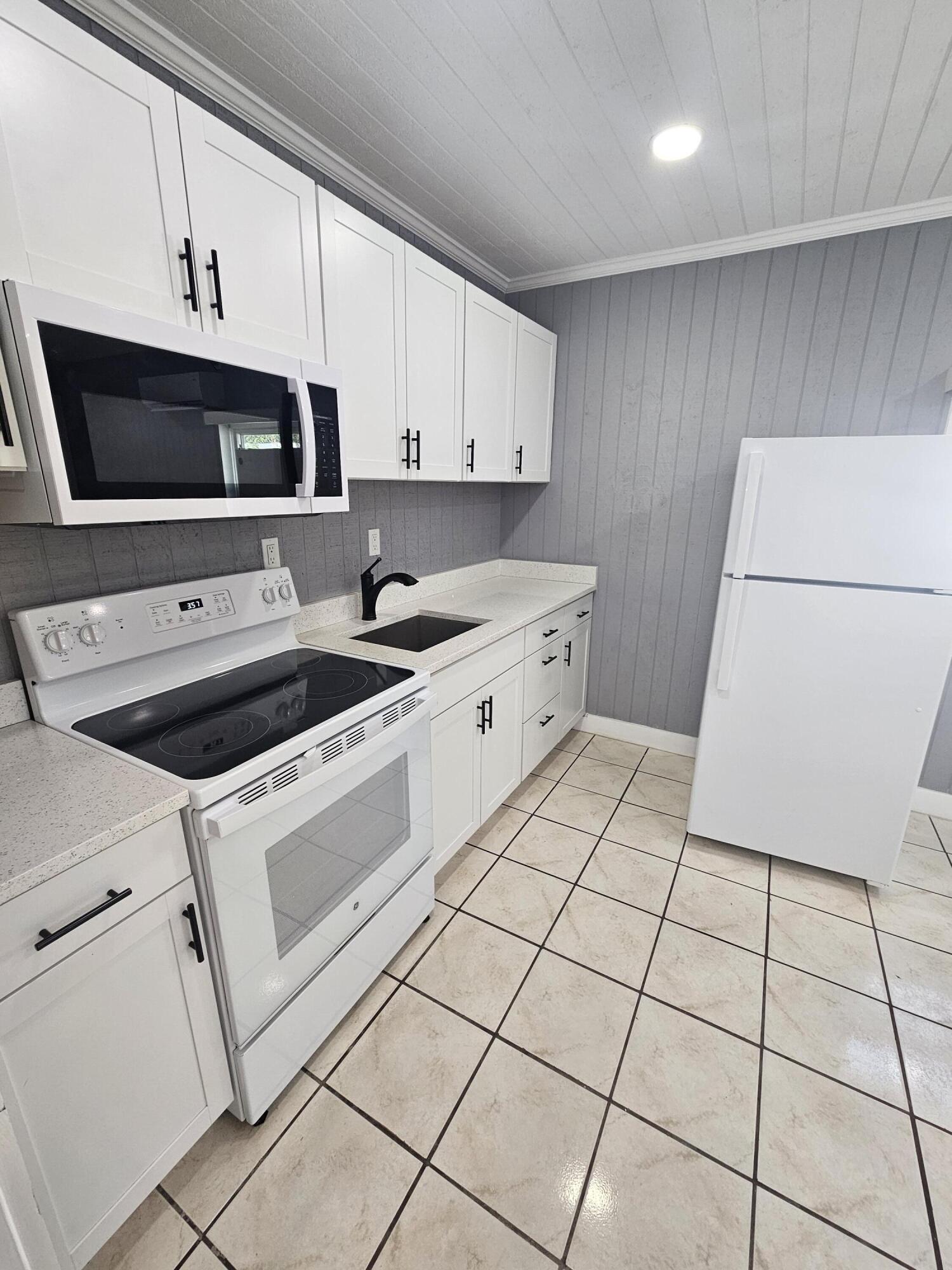 425 Ardmore Road, Unit 4 West Palm Beach, FL 33401 - Photo 7 of 14 20260502_155747