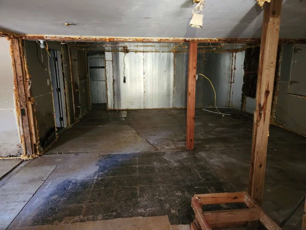 422 Texla Road Vidor, TX 77662 - Photo 5 of 9 a view of a hallway with wooden walls