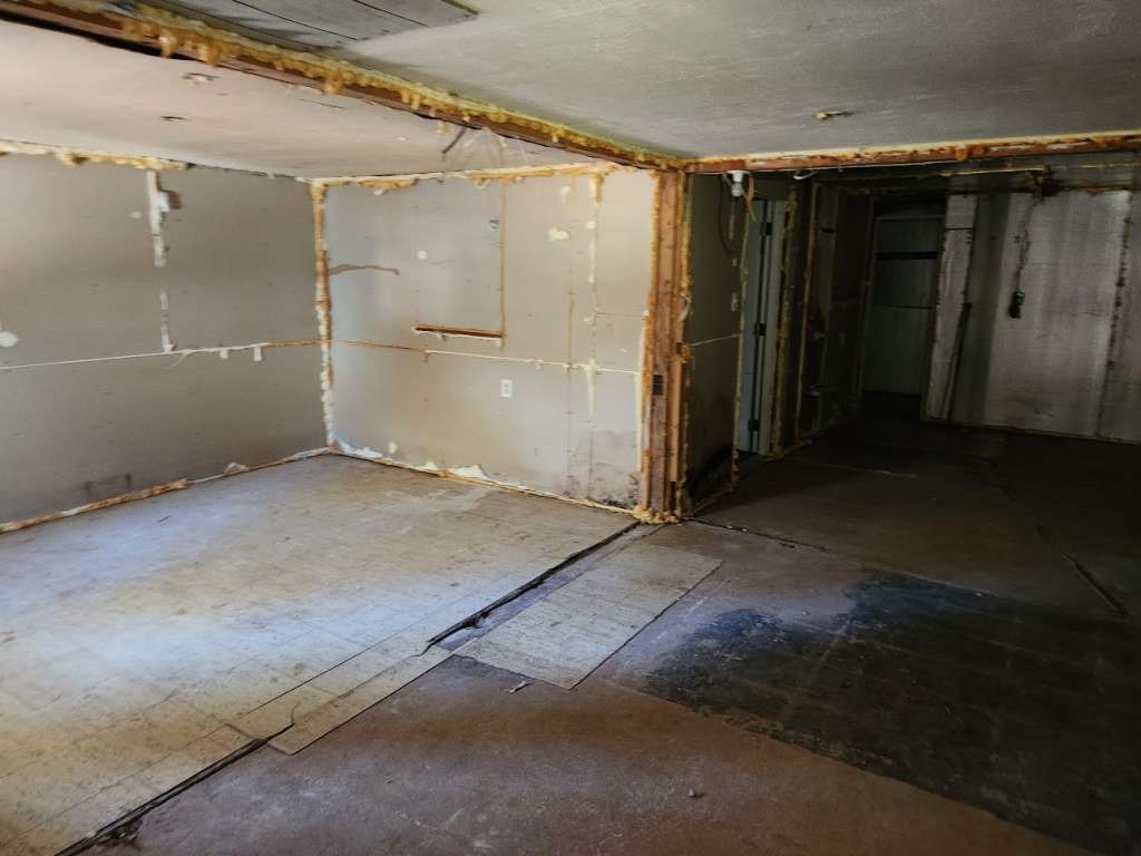 422 Texla Road Vidor, TX 77662 - Photo 6 of 9 an empty room with an entryway