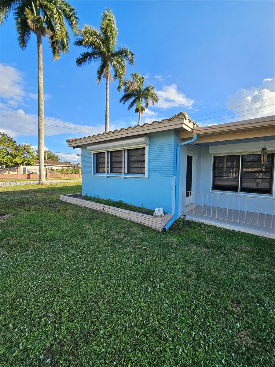 3202 Pierce Street, Unit 3202 Hollywood, FL 33021 - Photo 3 of 12 a house view with a garden space