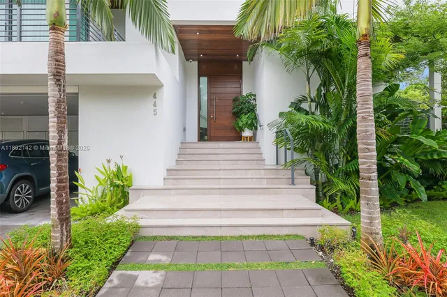 a view of a entrance of the house