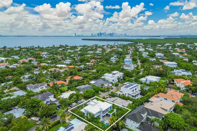 $7,248,000 | 445 Ridgewood Road, Key Biscayne, FL 33149