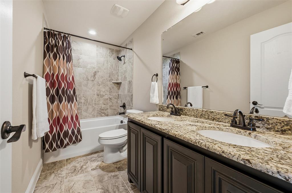 1215 The Trails Drive Blue Ridge, TX 75424 - Photo 25 of 40 Upstairs Full Bathroom with extended Granite Vanity, Dual Walks.