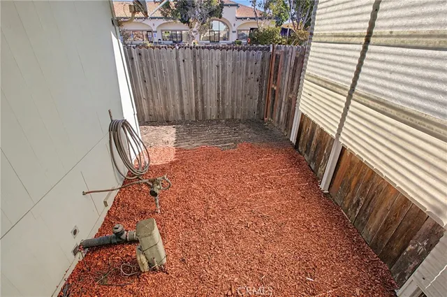 a view of a backyard