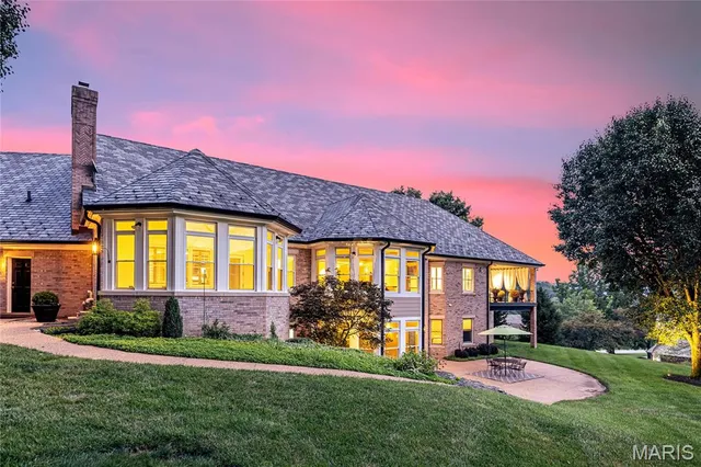 $1,369,000 | 208 St Georges Drive, St. Albans, MO 63073