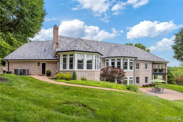 $1,369,000 | 208 St Georges Drive, St. Albans, MO 63073