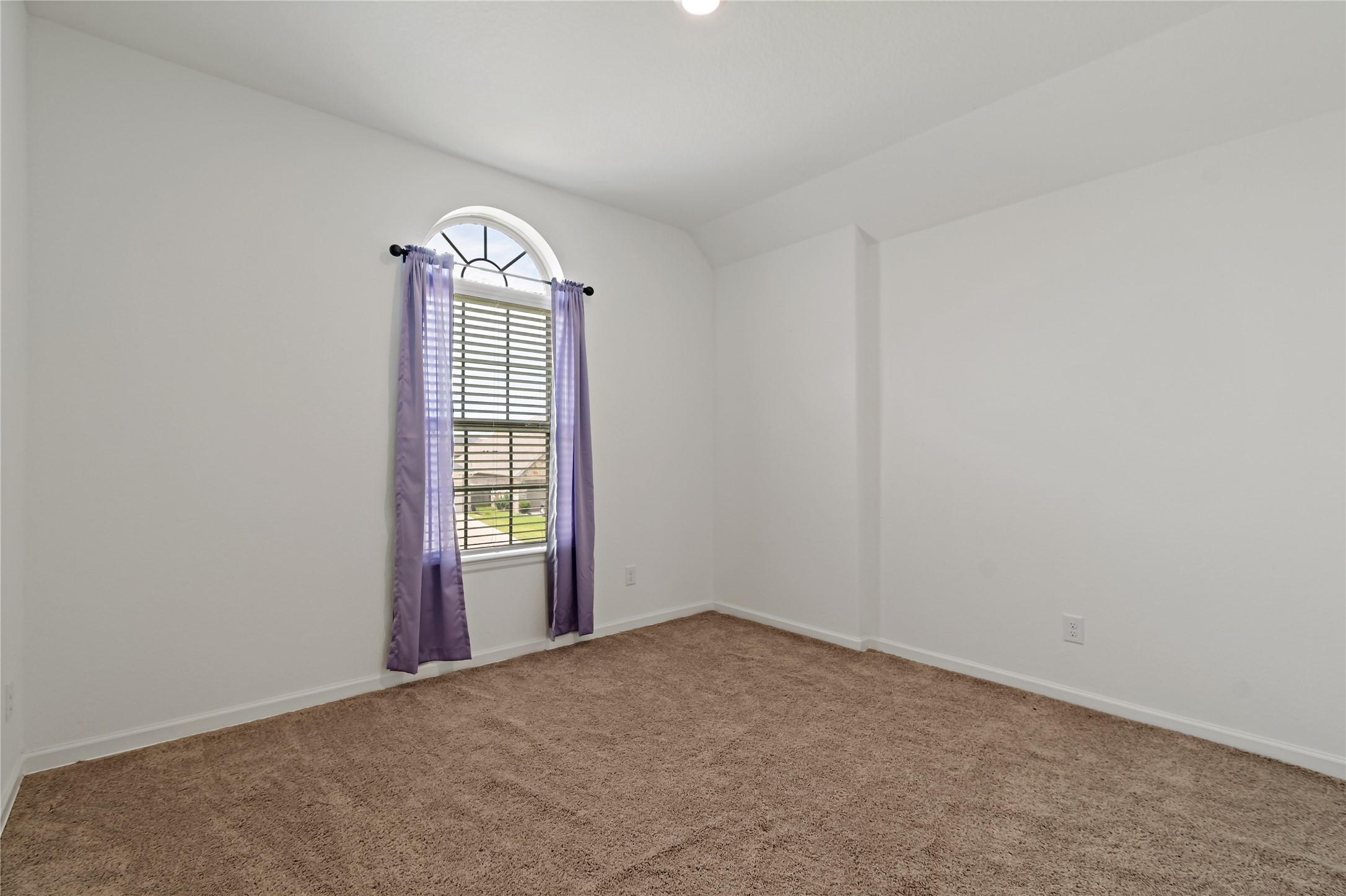 14010 Hartford Heights Way Rosharon, TX 77583 - Photo 12 of 30 an empty room with windows