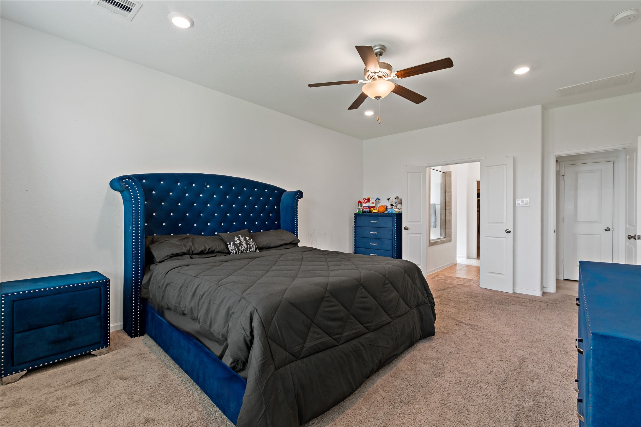 14010 Hartford Heights Way Rosharon, TX 77583 - Photo 3 of 30 a bedroom with a bed and a ceiling fan